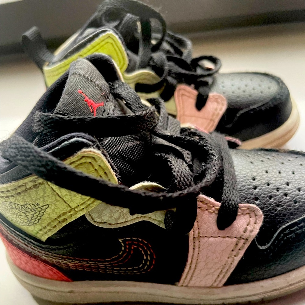 Nike Jordan 1 MID SE Size 6c Glow in Dark toddlers